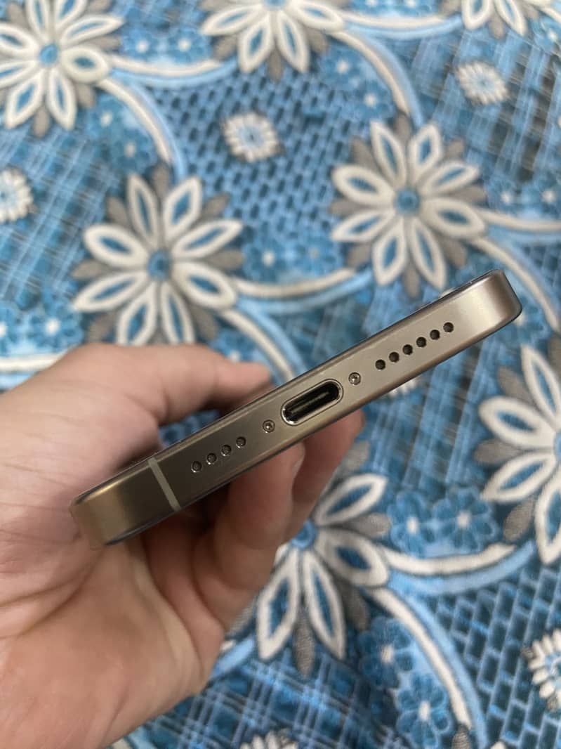 Apple iPhone 15 Pro Max 4