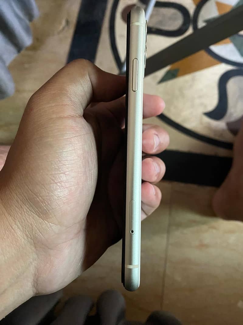 Apple iPhone 11 4
