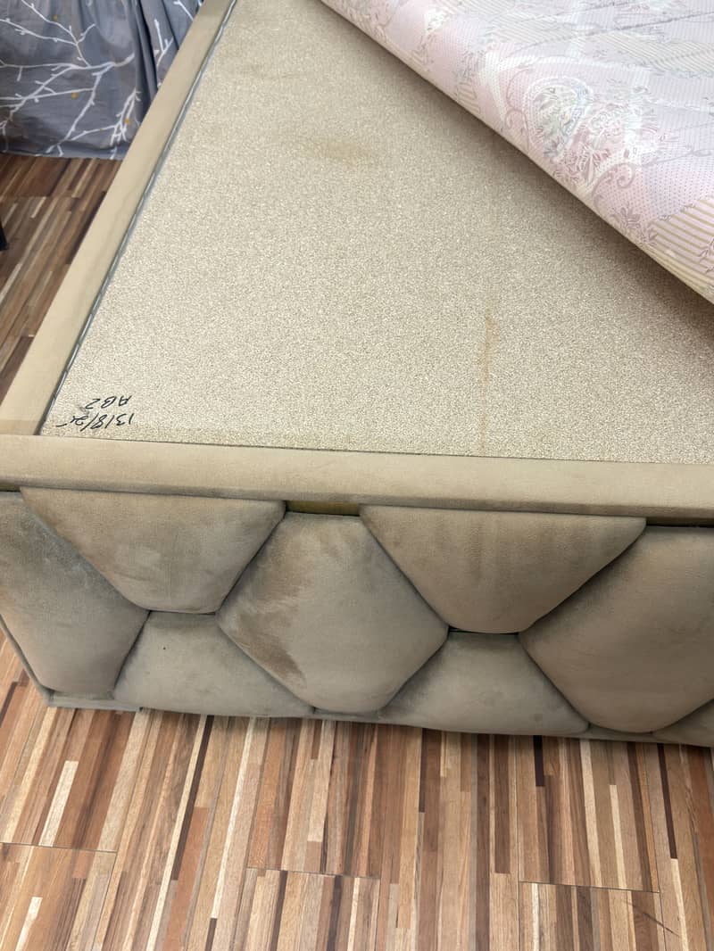 Single bed (almost new) 0