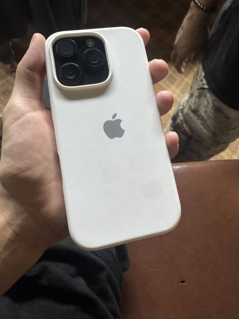 Apple iPhone 16 Pro 1