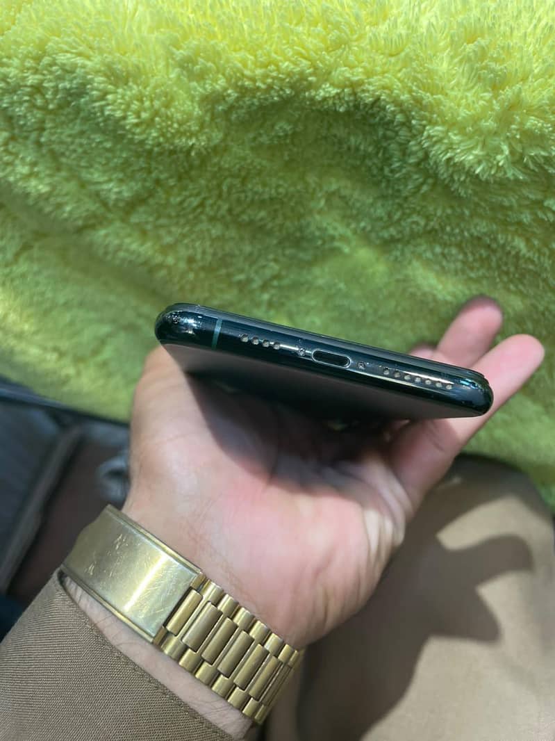 Apple iPhone 11 Pro Max 4
