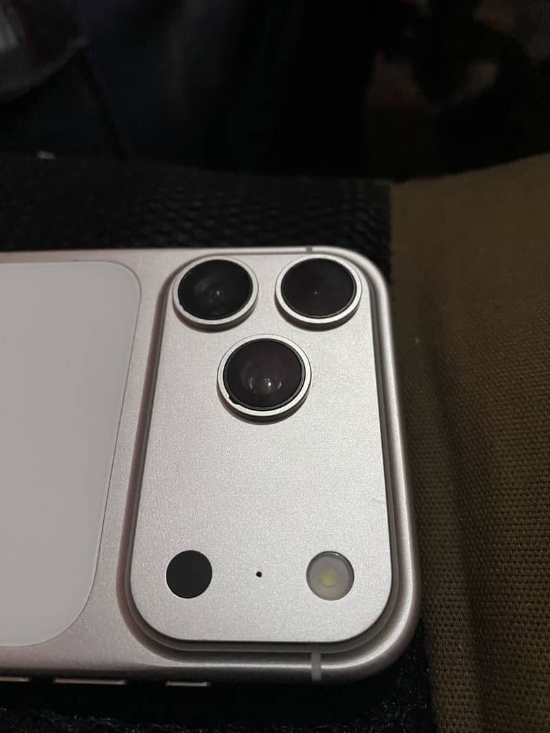 Apple iPhone 17 Pro Max 4
