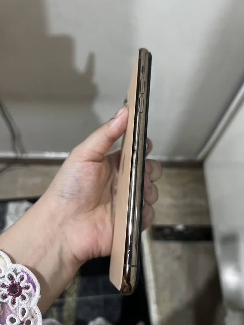 Apple iPhone 11 Pro Max 4