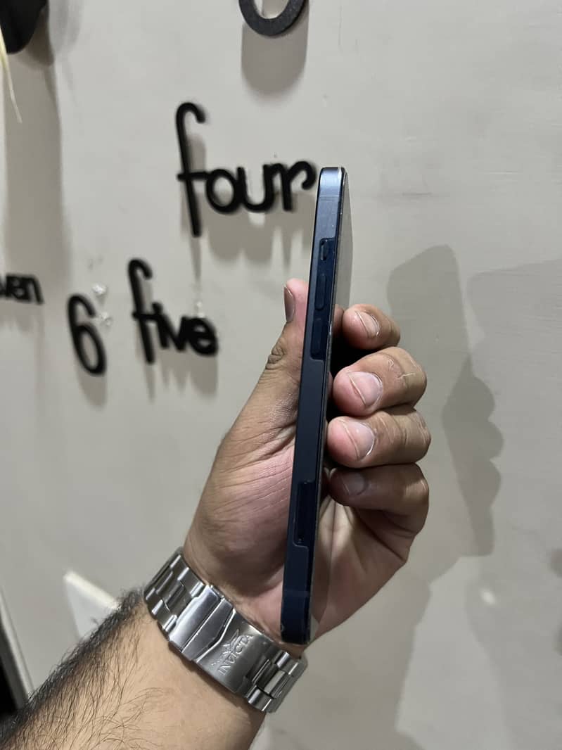 Apple iPhone 13 0