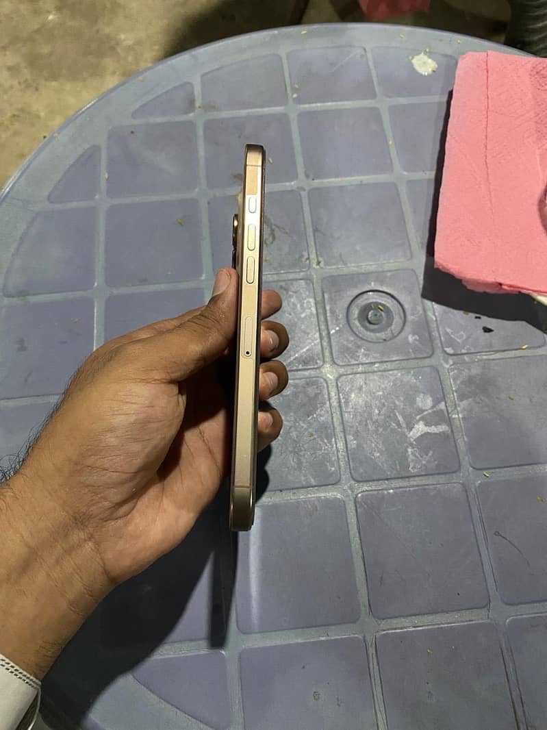 Apple iPhone 16 Pro Max 0
