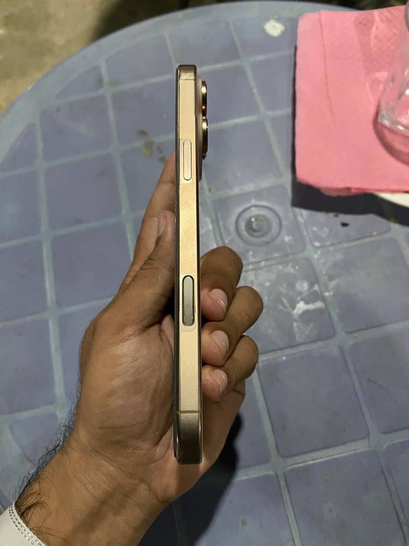 Apple iPhone 16 Pro Max 4