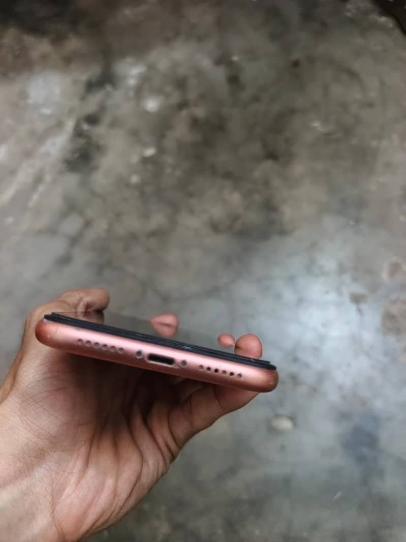 Apple iPhone XR 7