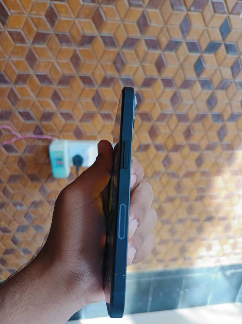 Apple iPhone 13 8