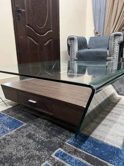 selling 9/10 condition centre table