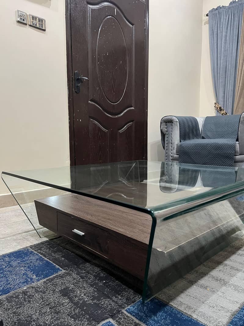selling 9/10 condition centre table 2