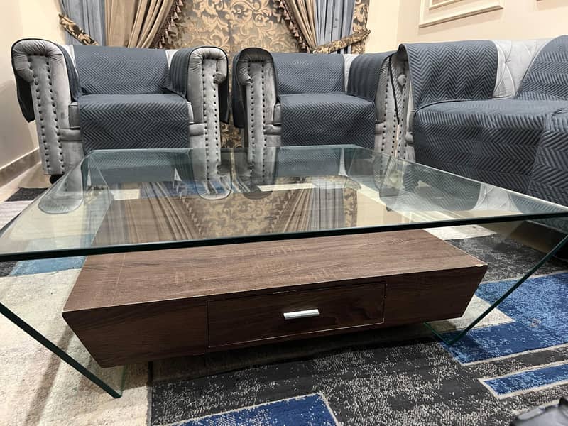 selling 9/10 condition centre table 3