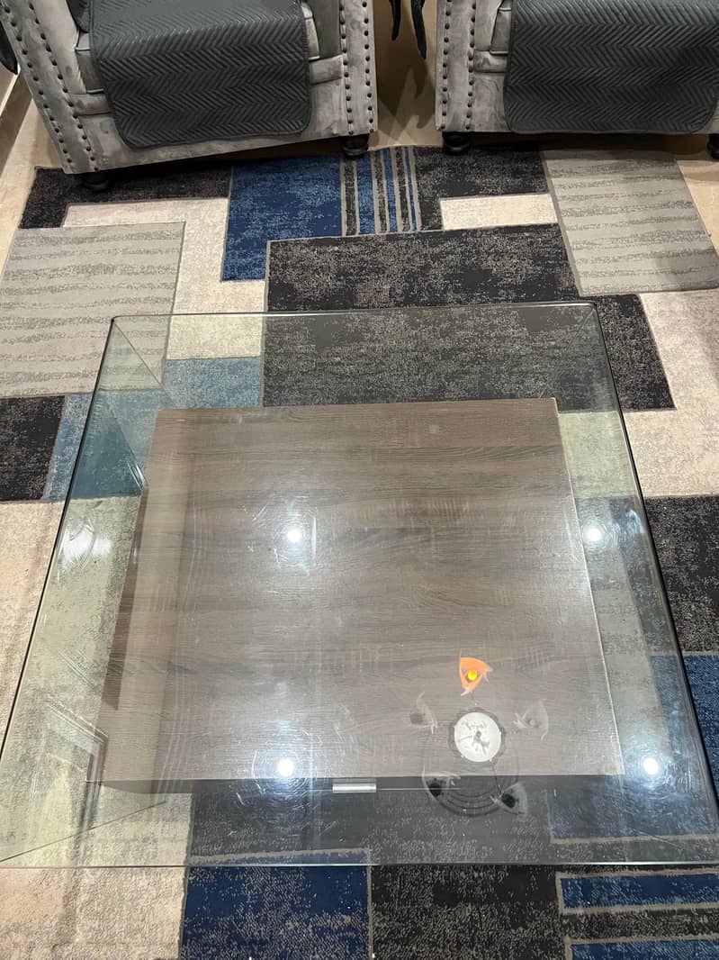 selling 9/10 condition centre table 4
