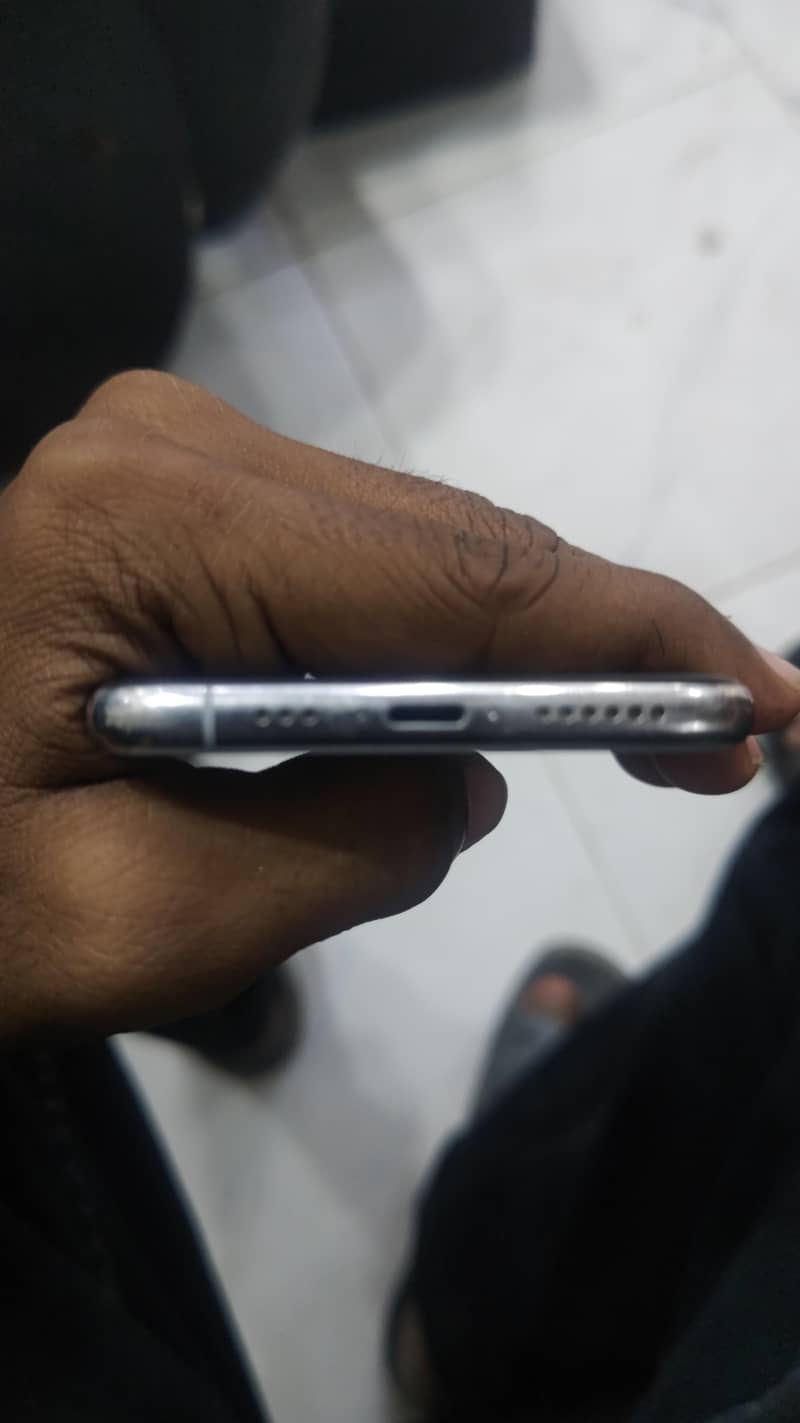 Apple iPhone XS 4