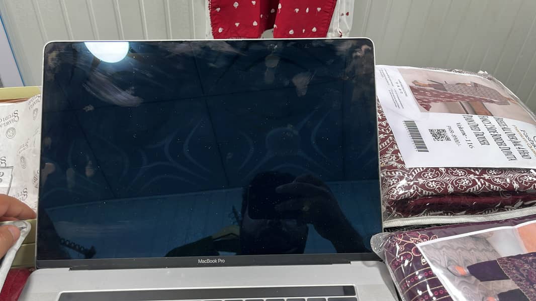 MAC BOOK PRO. 4