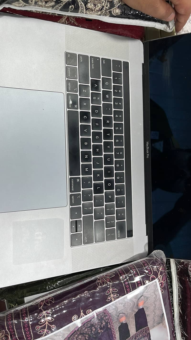 MAC BOOK PRO. 5