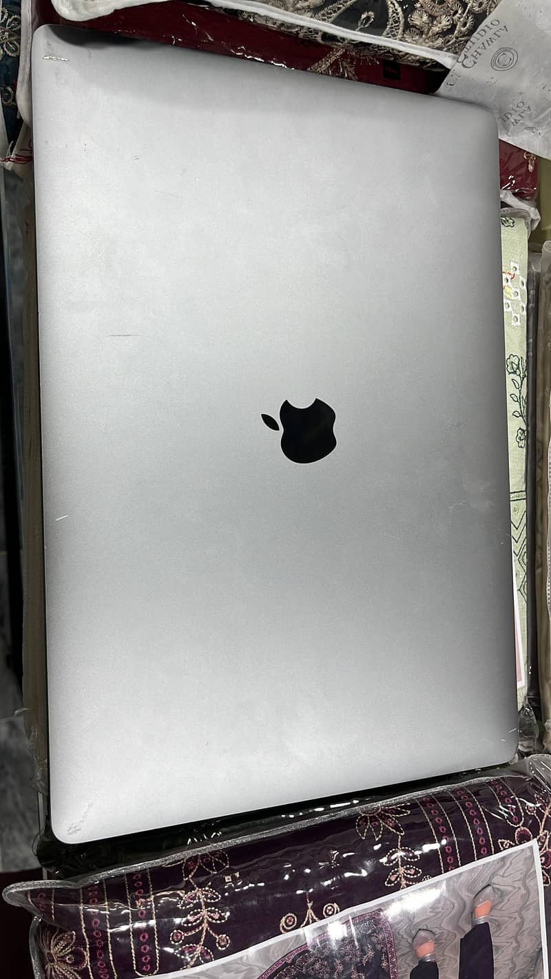 MAC BOOK PRO. 6