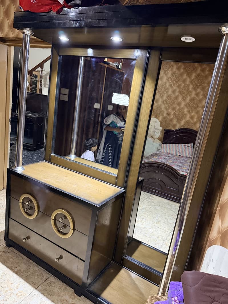 A dressing table and a mini showcase 0