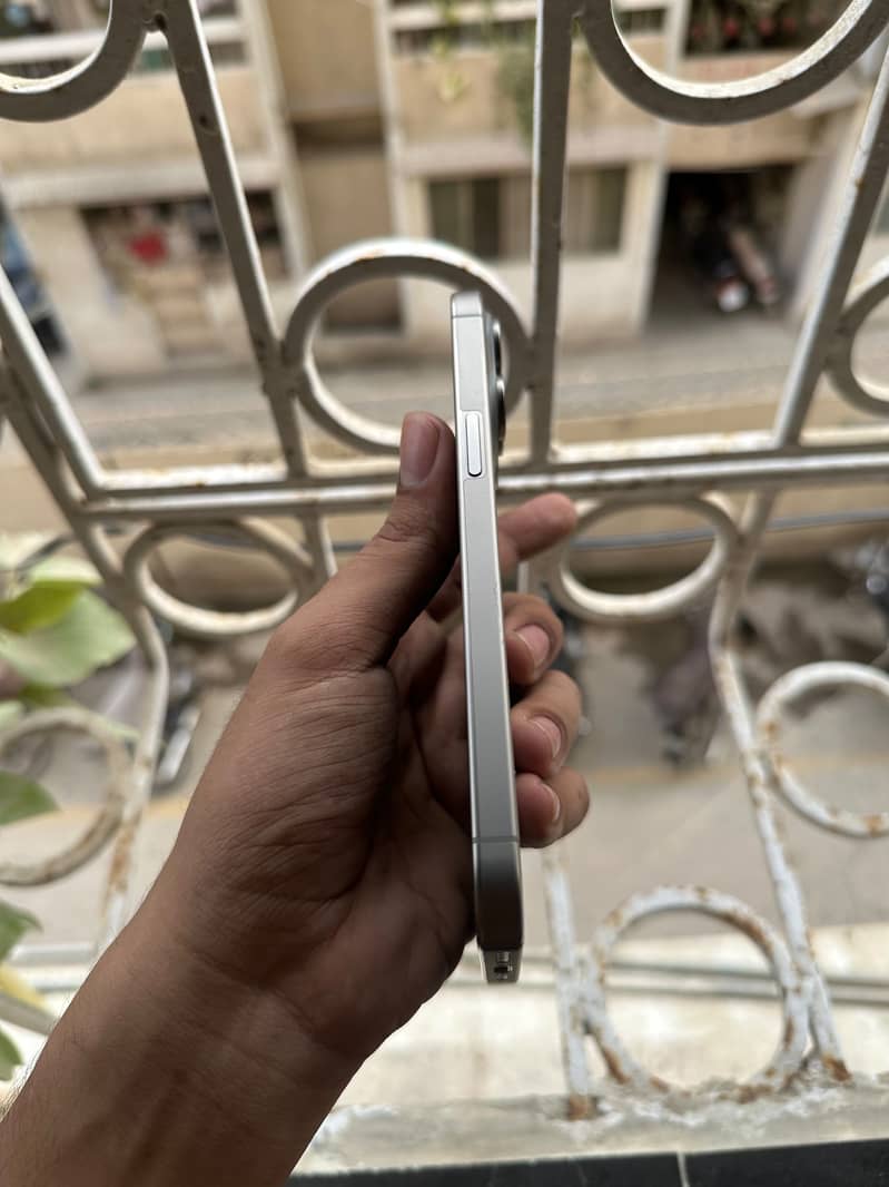 Apple iPhone 15 Pro Max 3