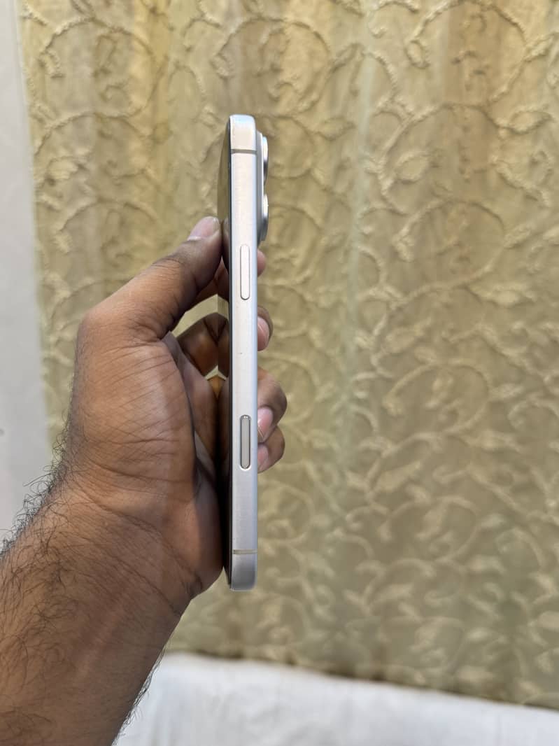 Apple iPhone 17 Pro Max 4