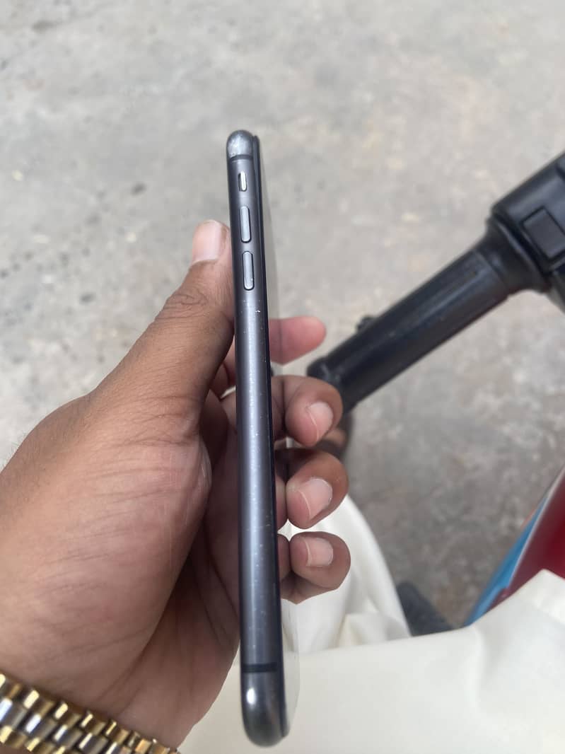 Apple iPhone 11 4