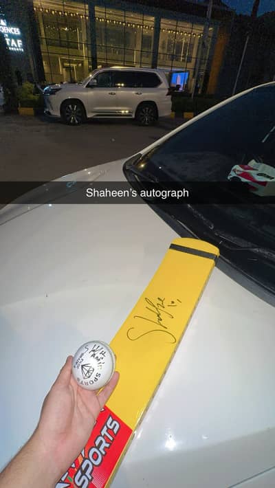 Cricket bad and ball signed by shaheen afirdi with profe