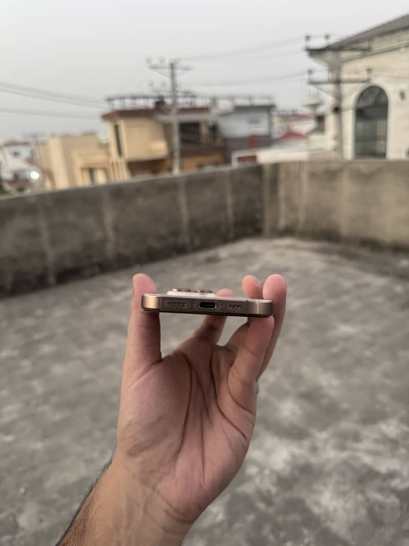Apple iPhone 16 Pro 1
