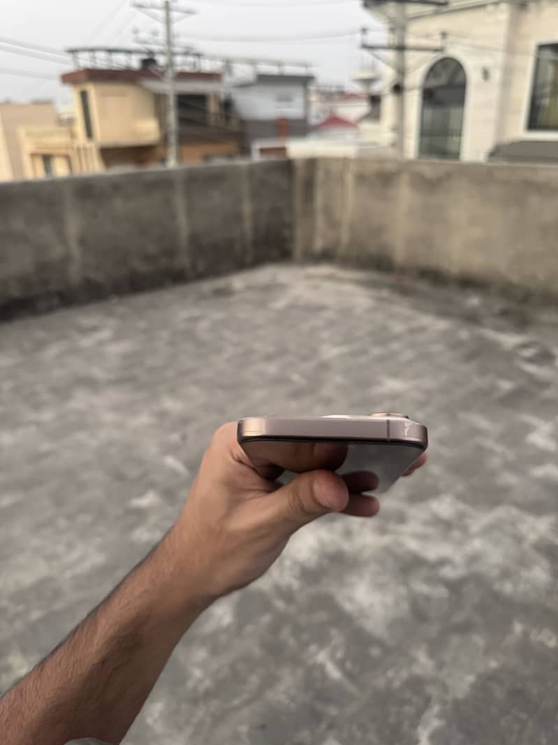 Apple iPhone 16 Pro 3