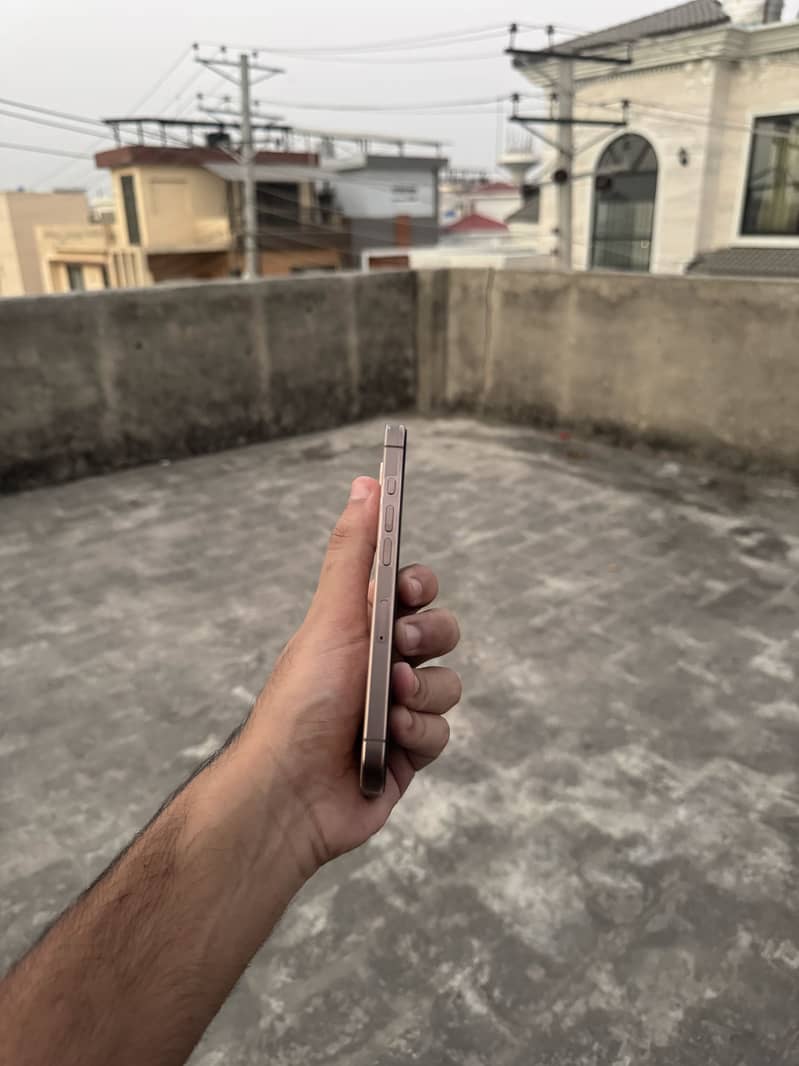 Apple iPhone 16 Pro 4