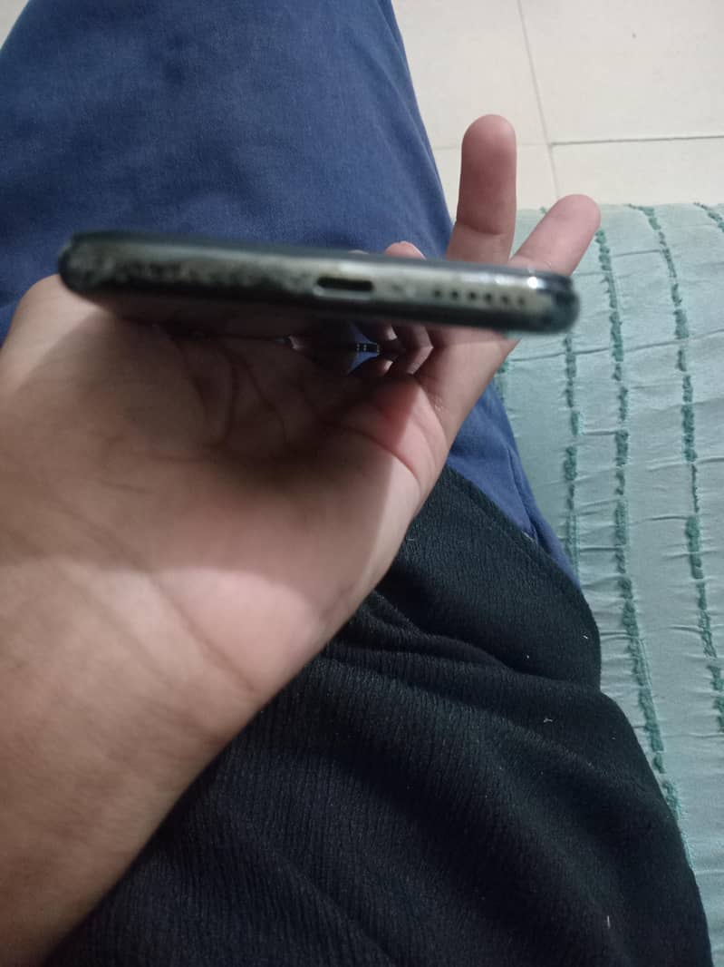 Apple iPhone X 4