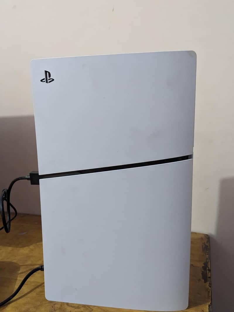 ps5 with 2 controller 4