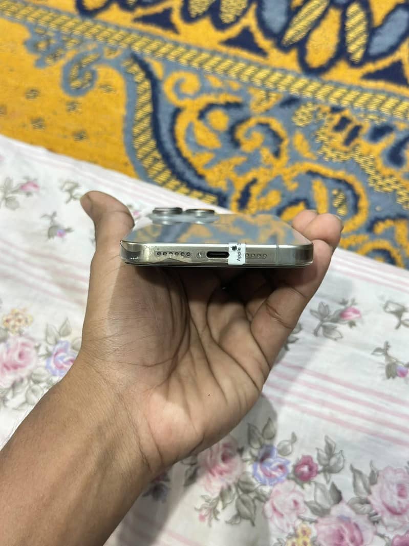 Apple iPhone 15 Pro Max 4