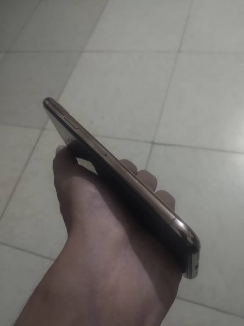 Apple iPhone XS 4