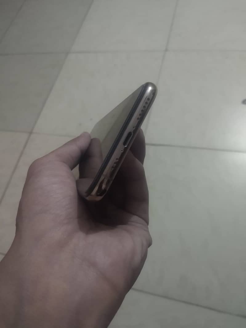Apple iPhone XS 5