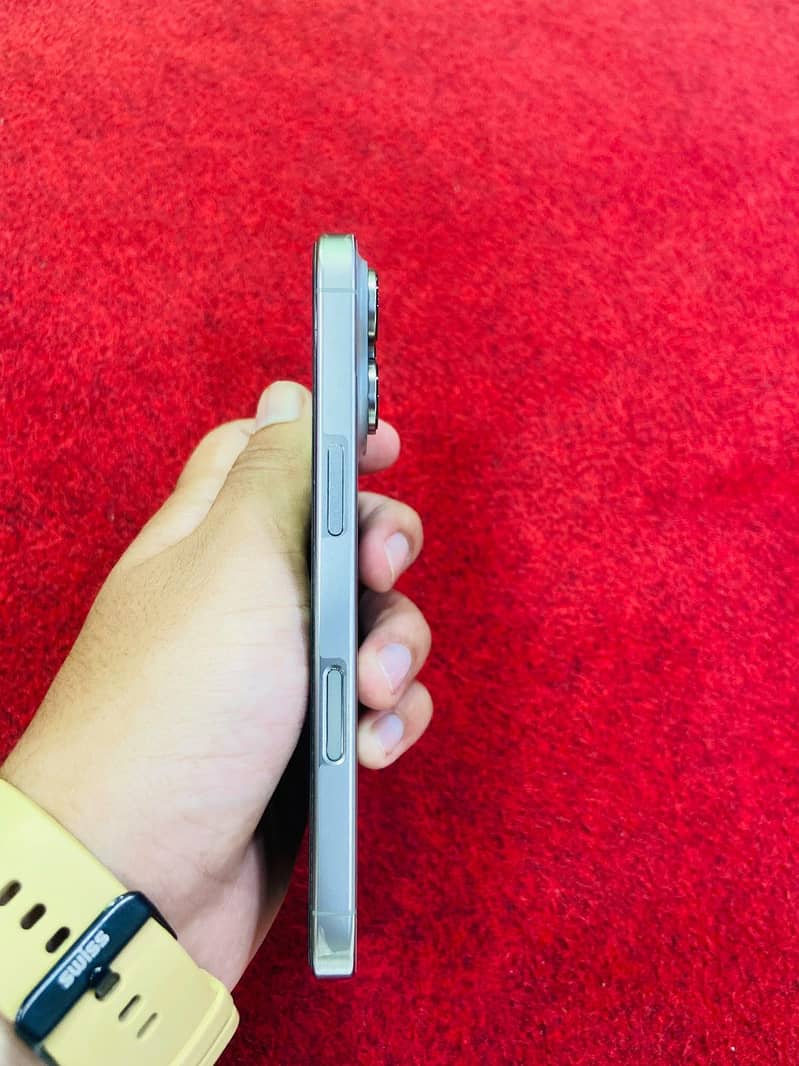 Apple iPhone 16 Pro 3