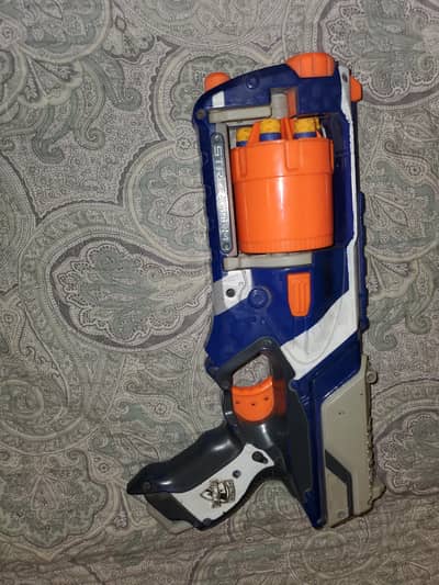 Nerf original gun with a pack of 6 bullets