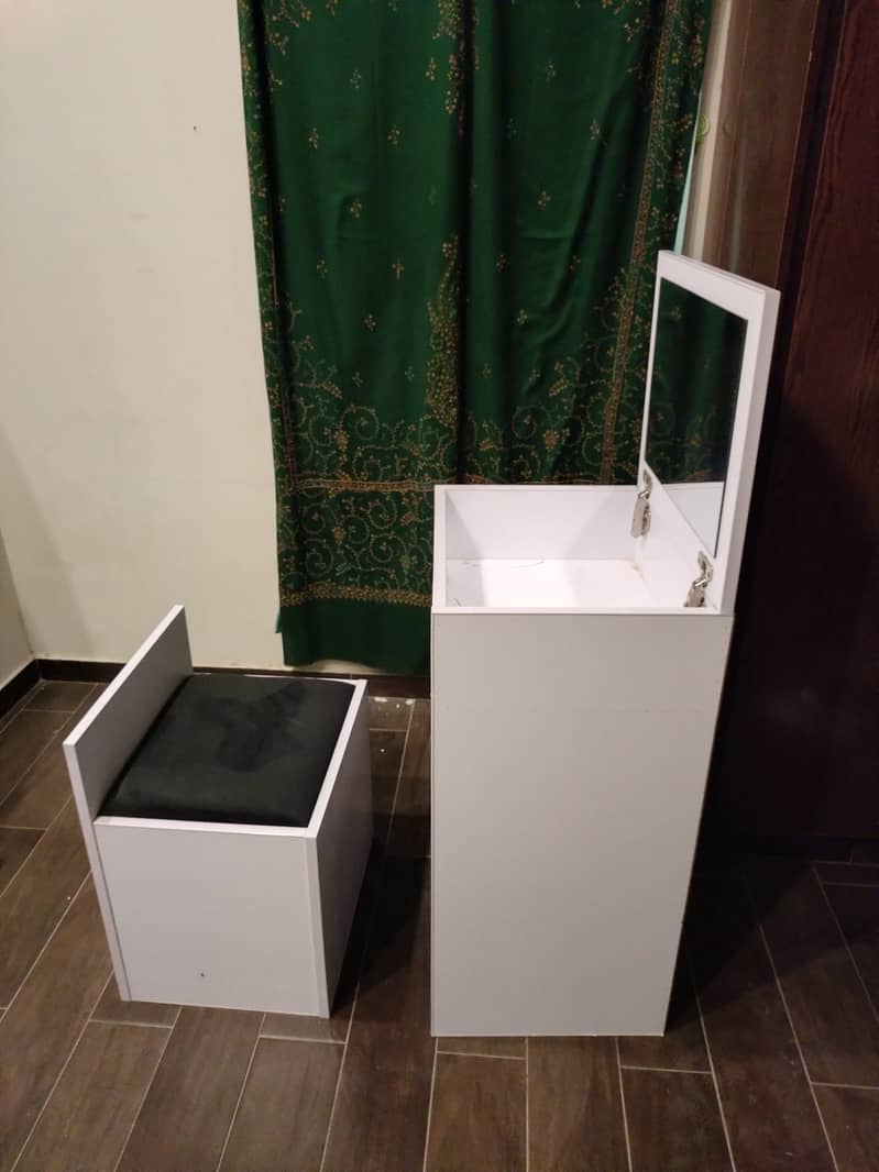 Closing Dressing table with Stool 0