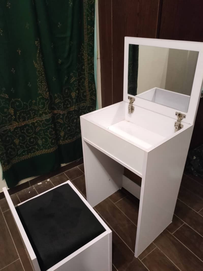 Closing Dressing table with Stool 1