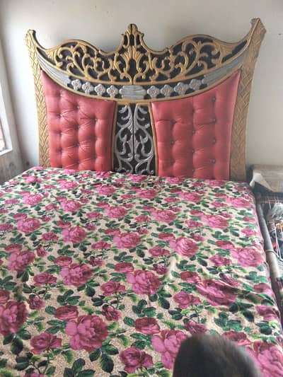 side table in very good shape and condition is so good bed