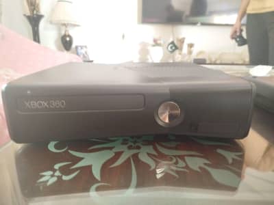 Xbox 360S | 250GB | 2 Wireless controllers | 10/10 conditiom | LikeNew