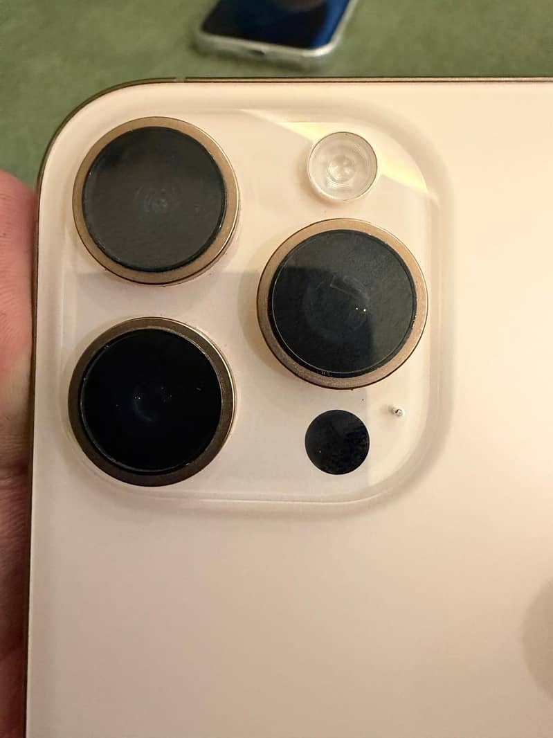 Apple iPhone 16 Pro Max 4