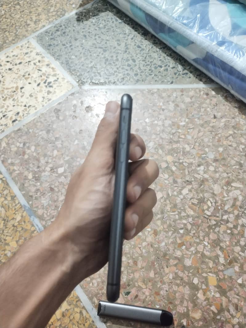 Apple iPhone 11 3