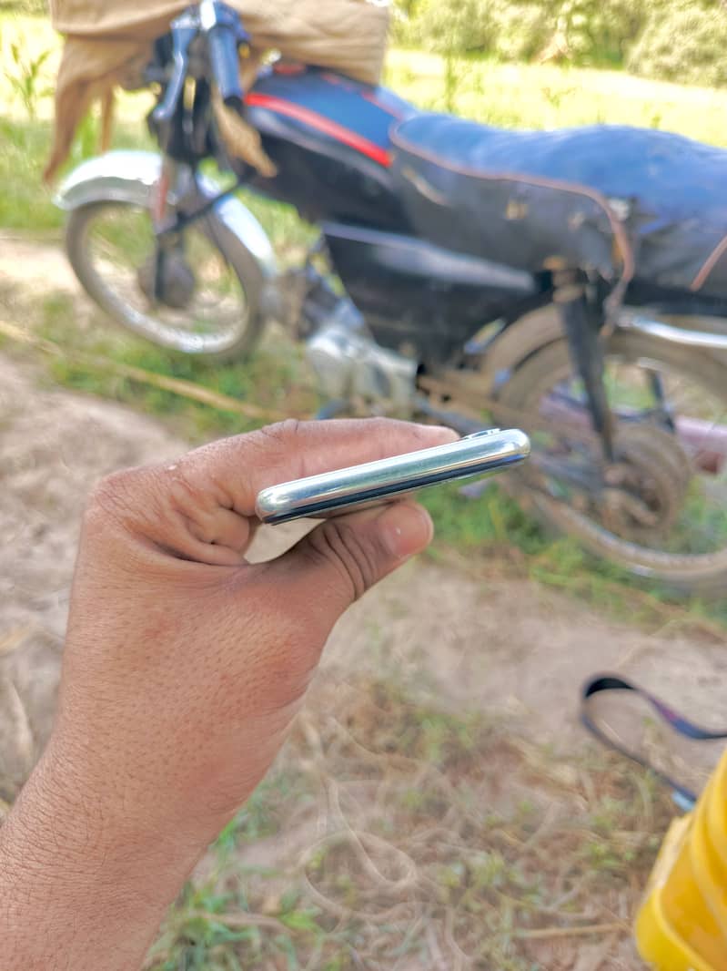 Apple iPhone X 4