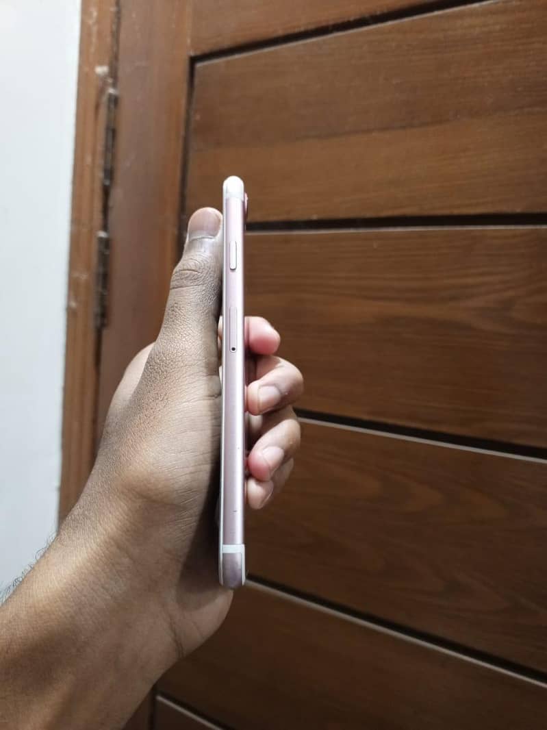 Apple iPhone 7 0