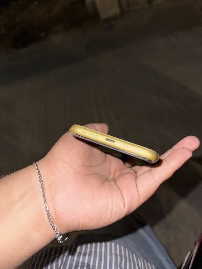 Apple iPhone 11 4