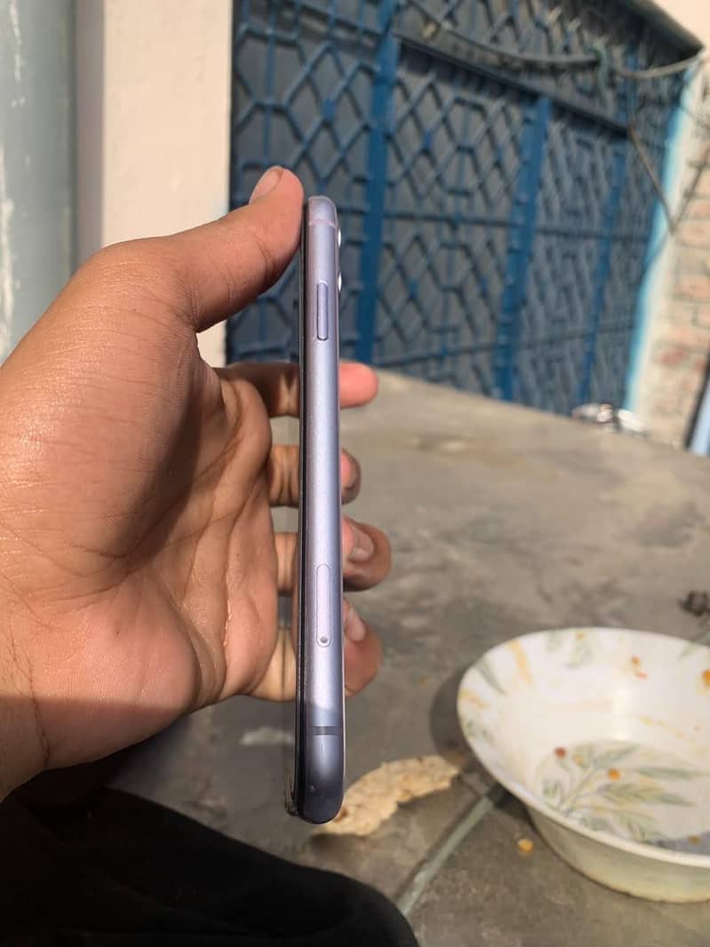 Apple iPhone 11 4