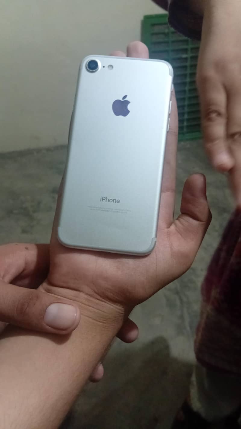 Apple iPhone 7 2