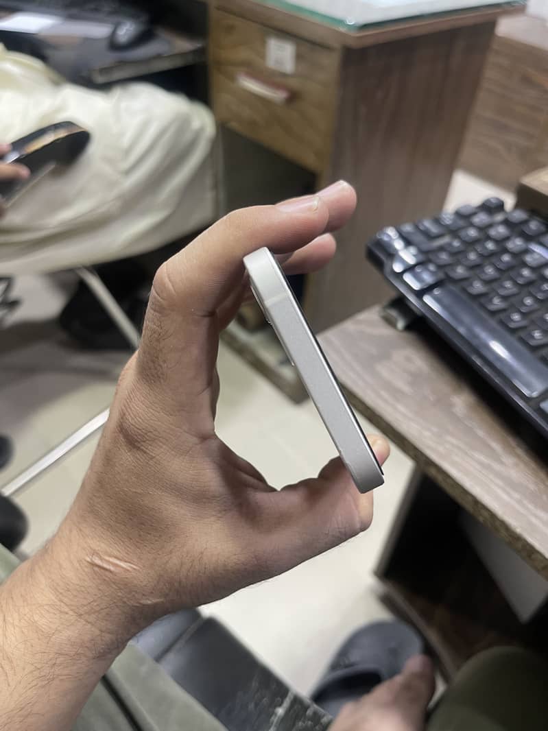 Apple iPhone 12 3