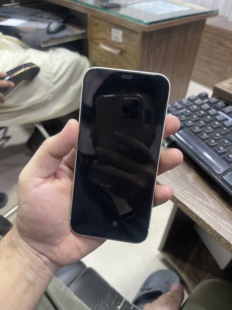 Apple iPhone 12 4
