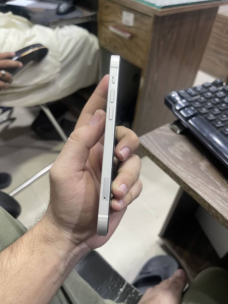 Apple iPhone 12 6