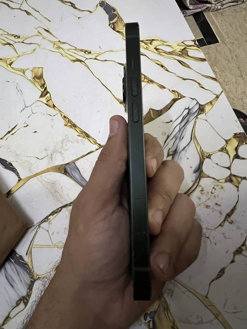 Apple iPhone 13 4